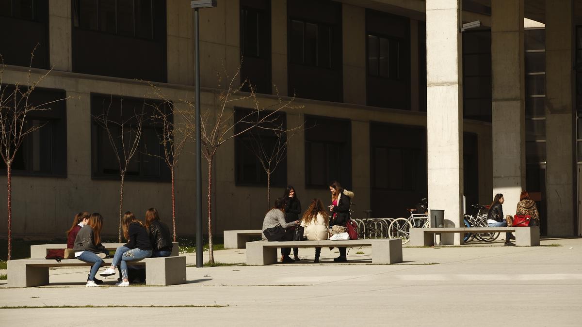 Varias personas, en las inmediaciones de la Facultad de Educación.