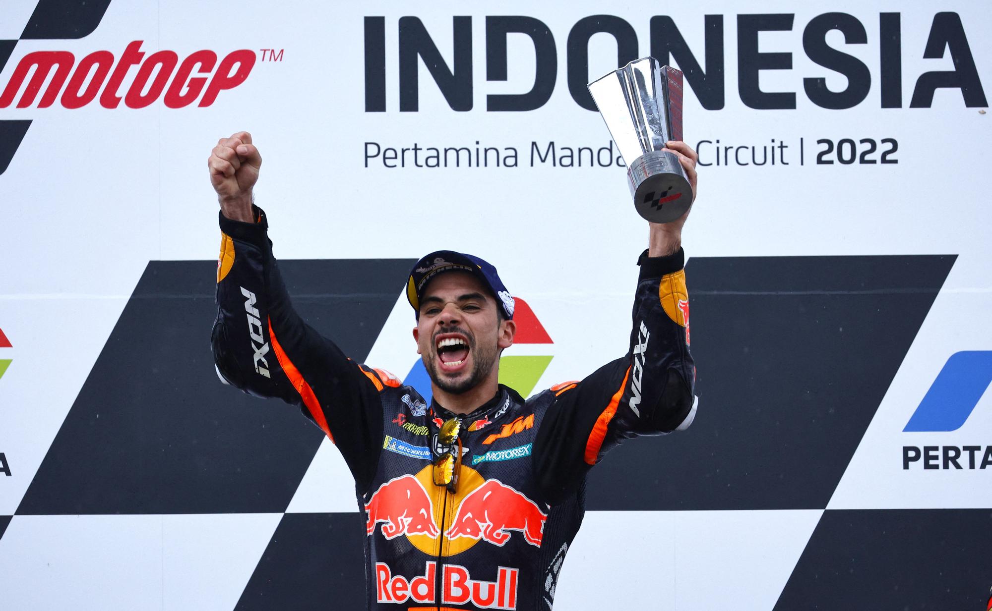 El piloto de Red Bull KTM, Miguel Oliveira, celebra su victoria en motoGP en el Grand Prix de Indonesia