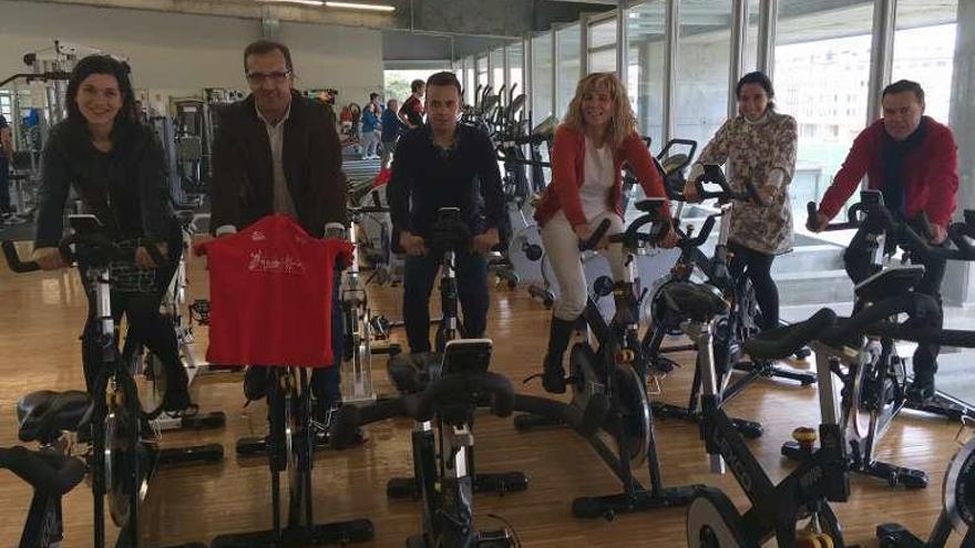 Presentación del aula ciclista, ayer, en el pabellón baionés. // FdV