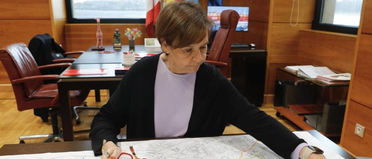 Carmen Moriyón, ayer, en su despacho de Alcaldía, revisando planos de la zona oeste de Gijón.
