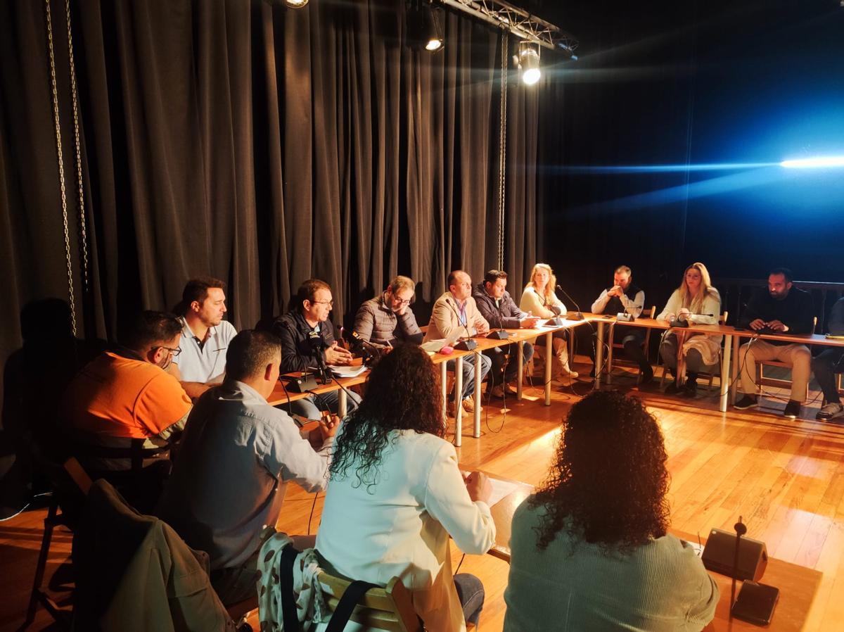 Pleno del Ayuntamiento de Tinajo, hoy, en contra del emisario de salmuera en La Santa.