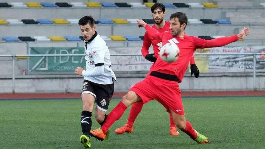 Jandrín trata de hacer un pase obstaculizado por Borda.