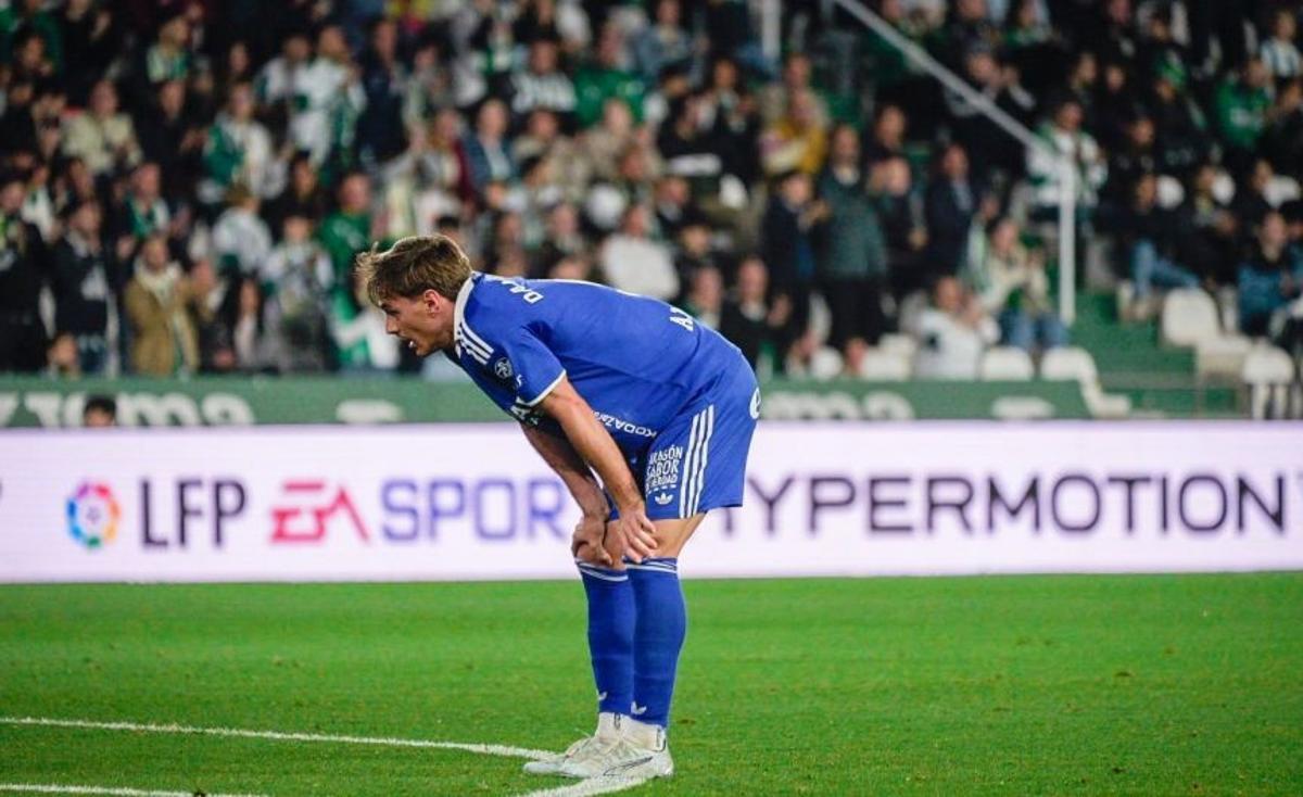 Dani Gómez, exhausto en el tramo final del partido en Córdoba.