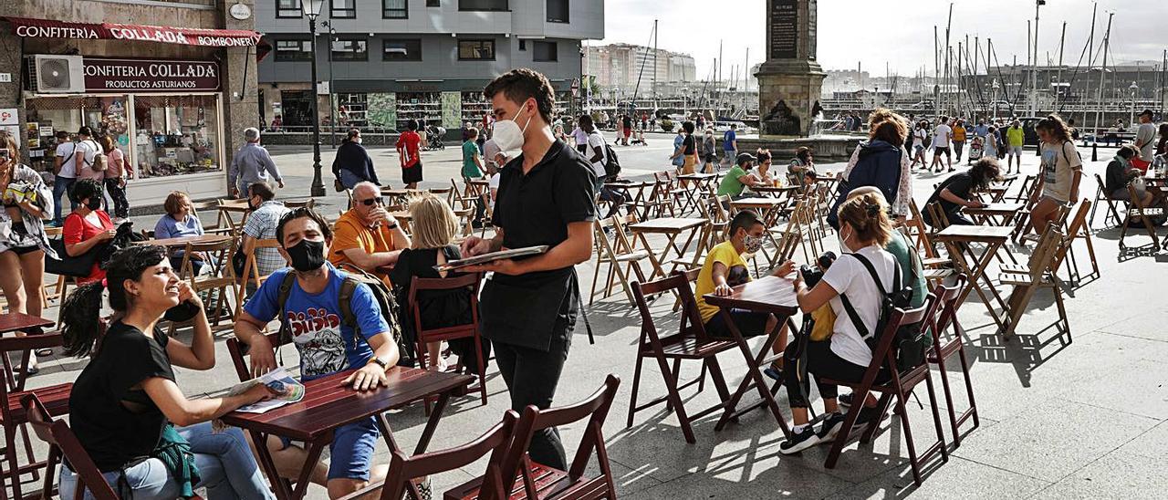 Ambiente en las terrazas de la plaza del Marqués, con Pelayo al fondo, ayer por la tarde.