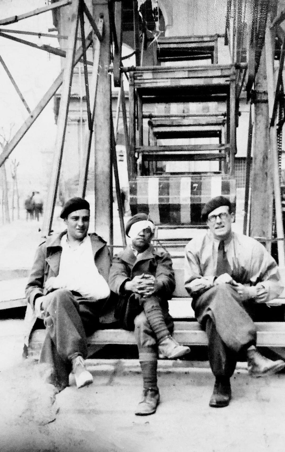 Merriman frente al hospital de sangre 'La Pasionaria', en Murcia en 1937.