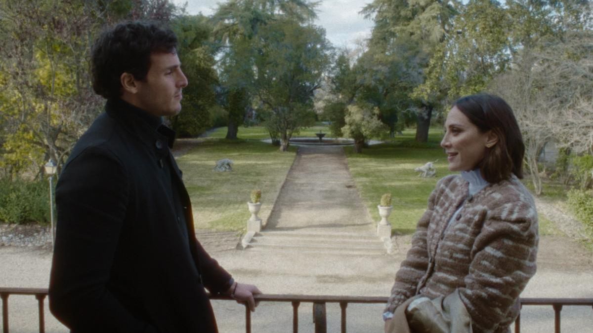 Íñigo y Tamara, en El Rincón durante el rodaje de la serie de Netflix 'La Marquesa'