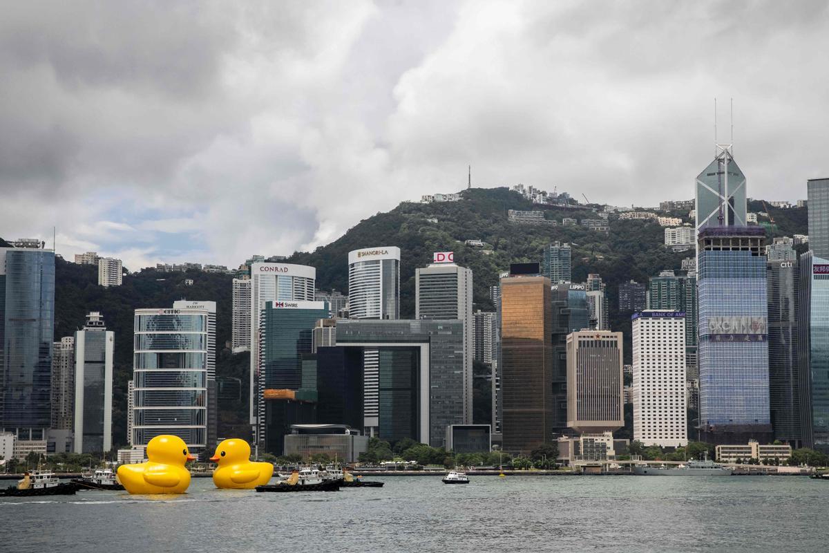 Los patos de goma del artista Florentijn Hofman, en el puerto de Hong Kong