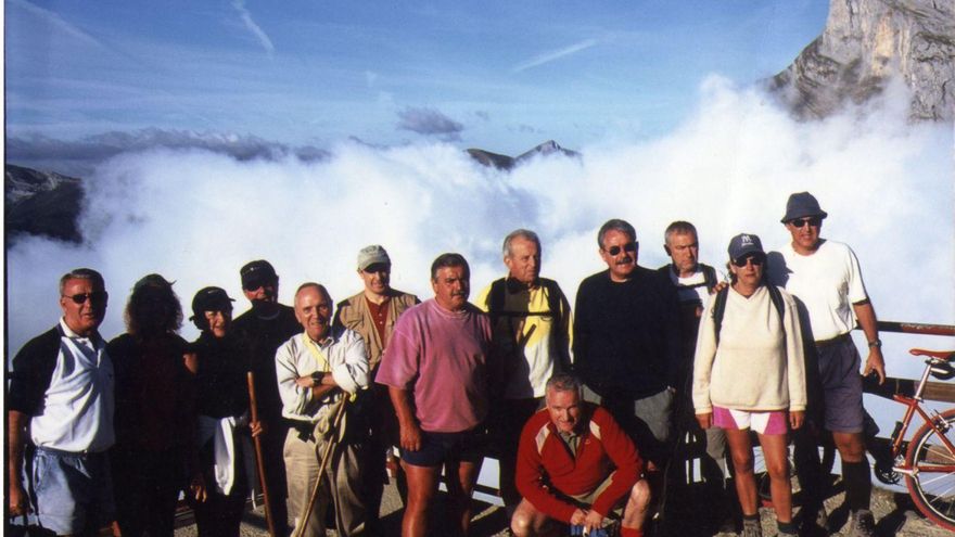 El grupo, en el Mirador del Cable. Al fondo, imponente, la Peña Remoña.