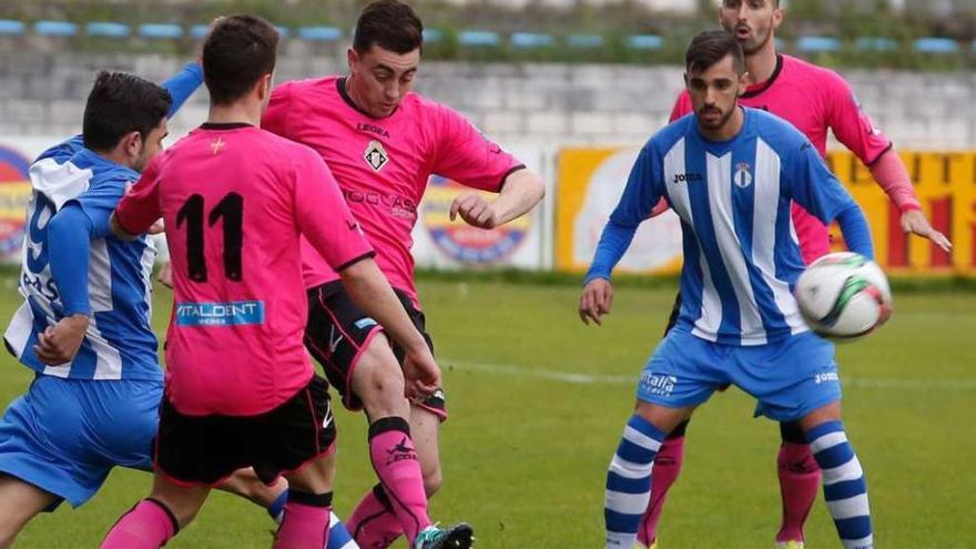 Súper, al fondo a la derecha, observa el despeje de Pelayo Castañón en el choque entre el Caudal y el Avilés.