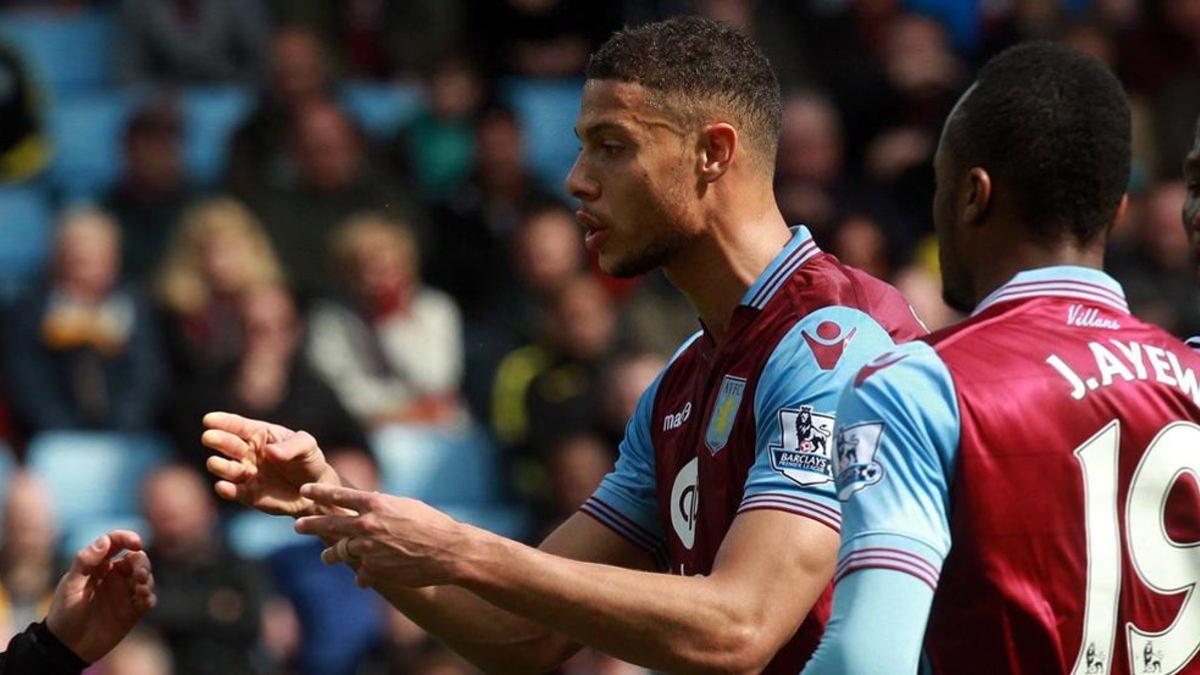 El jugador Rudy Gestede se muestra enfadado