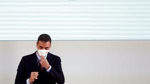 GRAFCAV827. PAMPLONA, 13/11/2020.- El presidente del Gobierno, Pedro Sánchez, al termino de su intervención en el palacio de Congresos Baluarte, donde ha presentado España Puede, el Plan de Recuperación, Transformación y Resiliencia de la Economía Española, que guiará la ejecución de 72.000 millones de euros de fondos europeos hasta el año 2023. EFE/ Jesús Diges