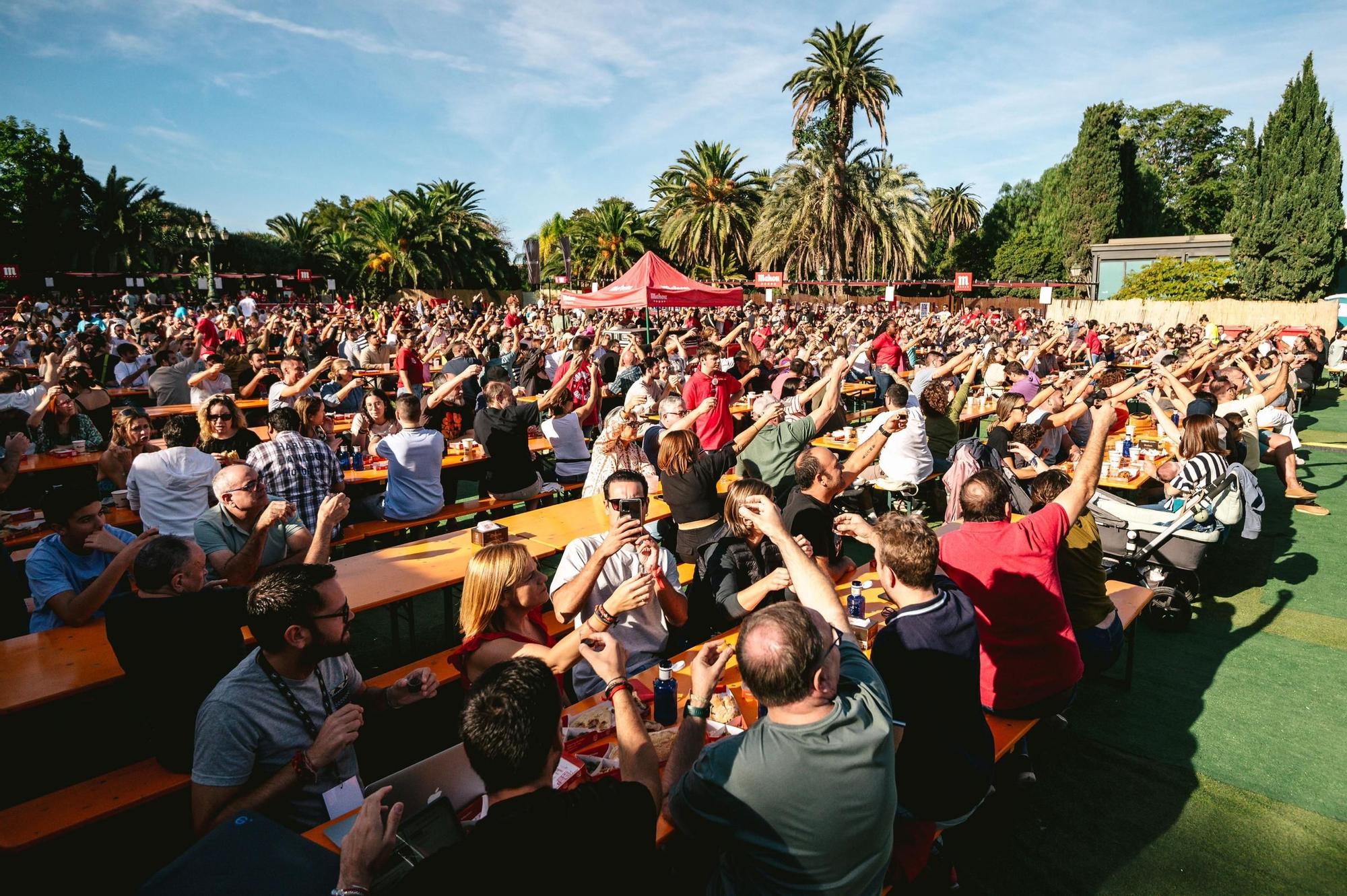 Así se ha batido el récord del 'esmorzaret' con más de 300 personas almorzando juntas