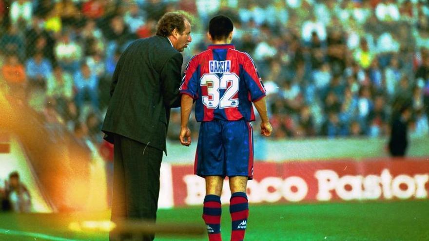 Rexach alecciona a García Pimienta en Riazor en 1996.