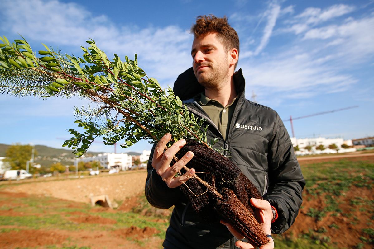 La empresa Fertinyect planta 100 nuevos árboles en el Parque del Flamenco