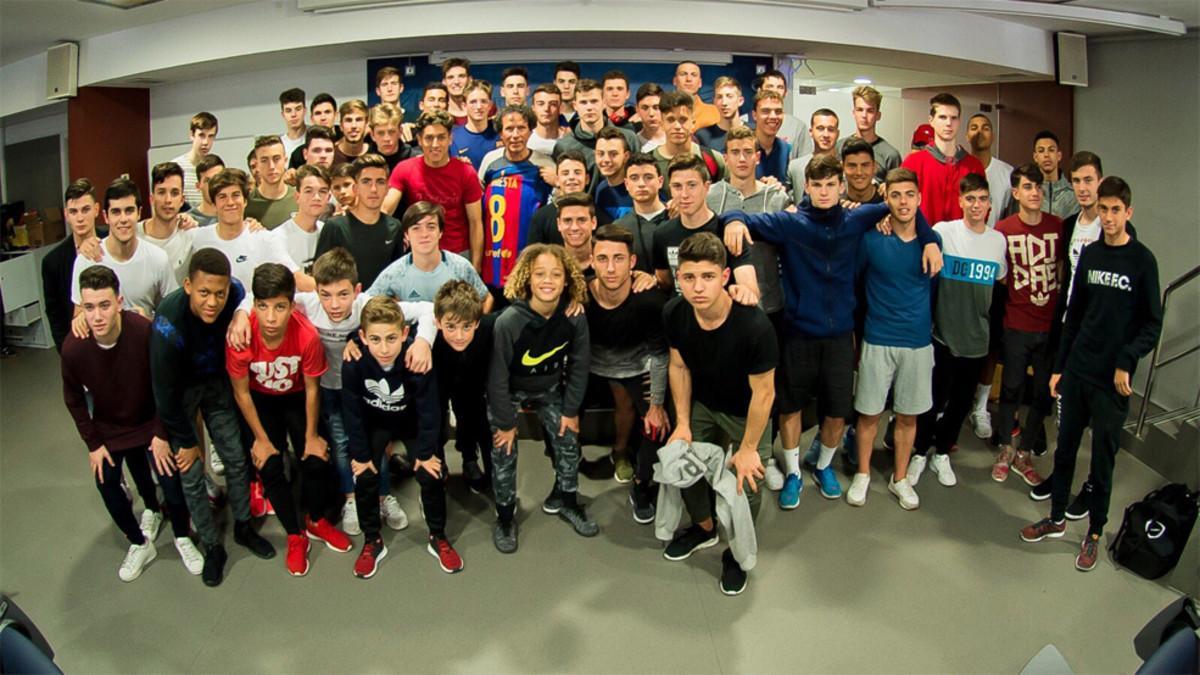 Cadiach, con la camiseta de Iniesta, rodeado de los deportistas de La Masia