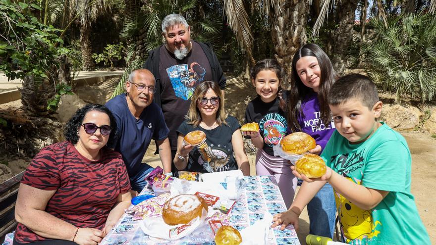 Miles de alicantinos apuran la Semana Santa con la mona en el Lunes de Pascua