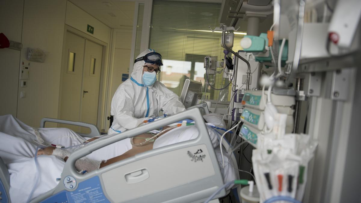 Professionals sanitaris atenen un pacient a l&#039;UCI de l&#039;Hospital Sant Joan de Manresa