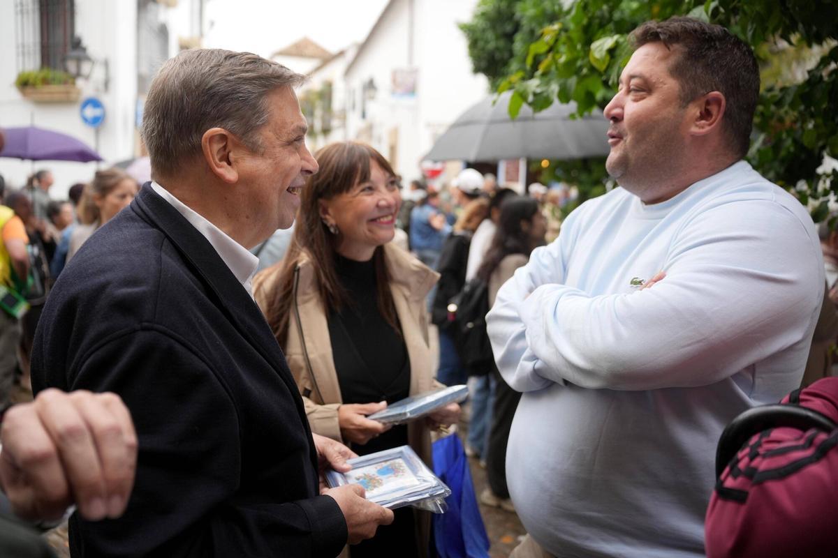 Córdoba. Atención a medios del ministro de Agricultura, Pesca y Alimentación, Luis Planas, junto a la candidata por el PSOE de Córdoba a las Elecciones Andaluzas del 17-M Victoria Fernández, con motivo de un paseo electoral