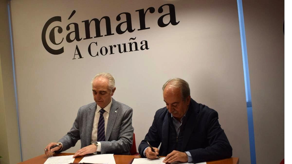 El director de negocio institucional de Abanca en Galicia, España norte y Portugal, José Lino Comesaña, y el presidente de la Cámara de A Coruña, Antonio Couceiro, durante la firma del convenio.