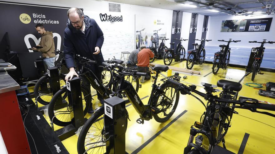 Bicicletas que se alquilarán desde el miércoles y, al fondo, las nuevas plazas para recarga de coches eléctricos.