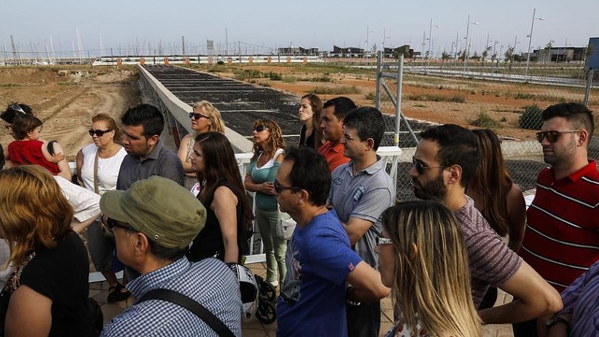 Vecinos de Gorg, ante el solar vacío.