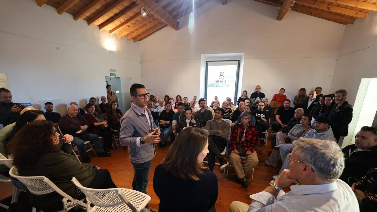 La reunión de los vecinos de sa Real con el alcalde de Ibiza, Rafael Triguero, por el proyecto del aparcamiento
