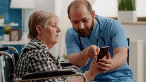 Les baixes en el sector de les cures creixen el 70% i posen en risc l’atenció