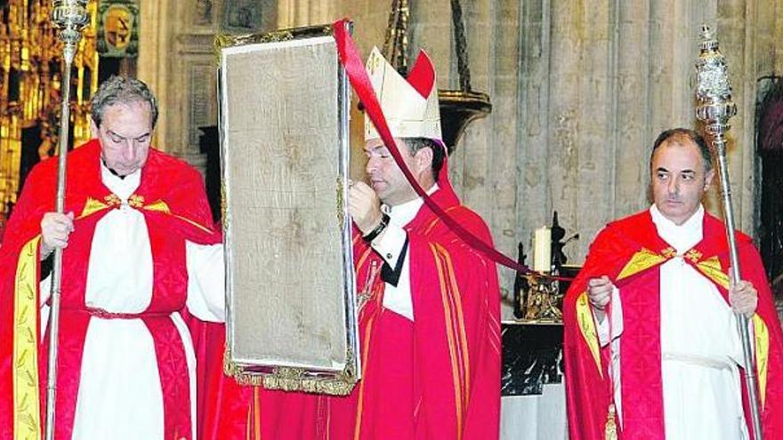 tres veces al año. El Santo Sudario que se guarda en la Cámara Santa de la Catedral de Oviedo sólo se muestra al público tres días al año. El Viernes Santo, el 14 de septiembre, bendición de la Santa Cruz, y el día de San Mateo. En la imagen, Raúl Berzosa con el lienzo, el pasado 21 de septiembre.