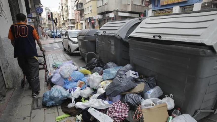 Decenas de bolsas de basura, a mediodía de ayer, fuera de los contenedores en la calle Jaime Segarra, en el cruce con la calle Sevilla.