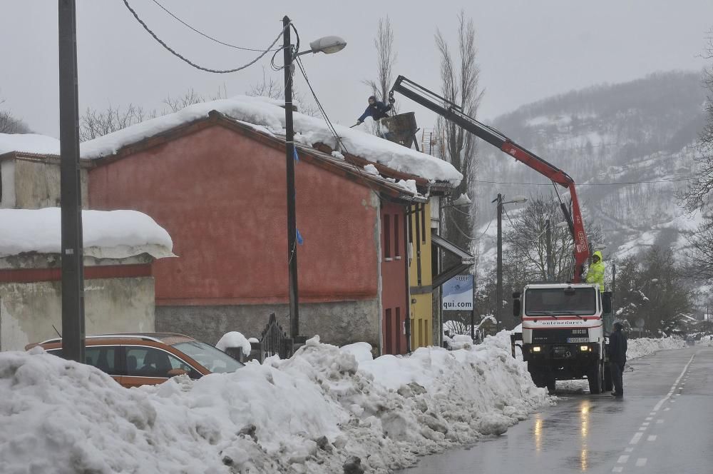 La nieve abunda en Felechosa