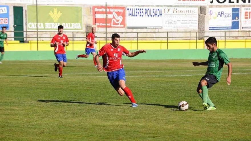 Un lance de juego del partido del pasado domingo entre el Domaio y el Arenteiro. // Jesús Regal