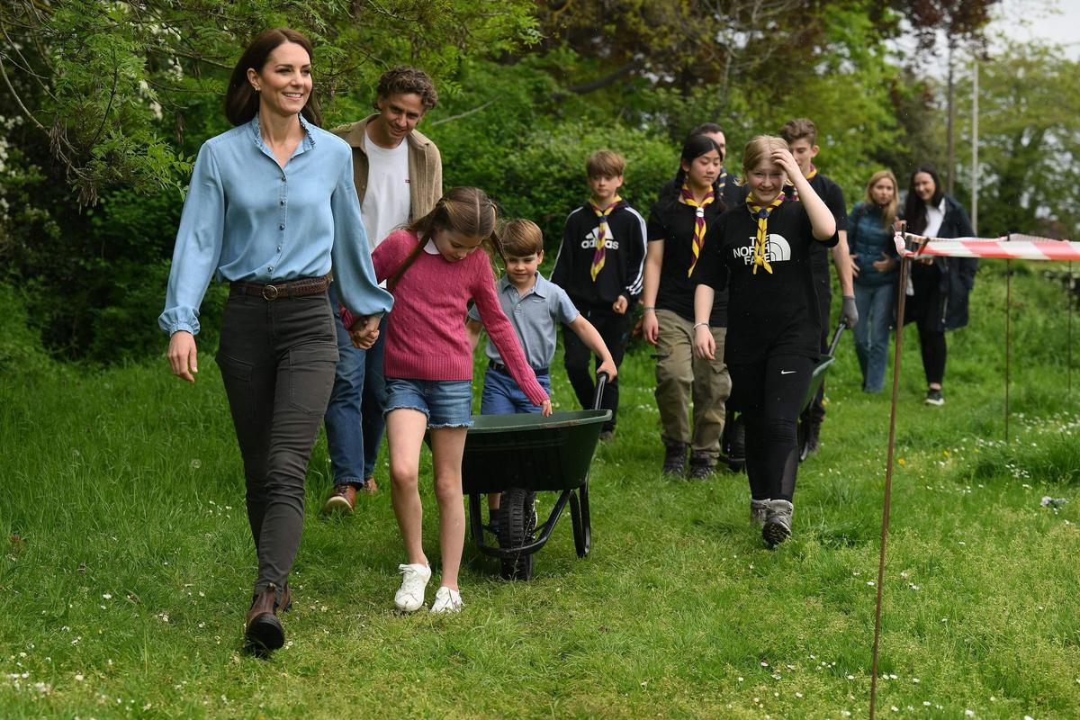 El príncipe Louis, el gran protagonista de un encuentro con 'scouts'. Se trata del último acto de sus padres, los príncipes de Gales, con motivo de la coronación del rey Carlos III El príncipe Louis, el gran protagonista de un encuentro con 'scouts'. Se trata del último acto de sus padres, los príncipes de Gales, con motivo de la coronación del rey Carlos III