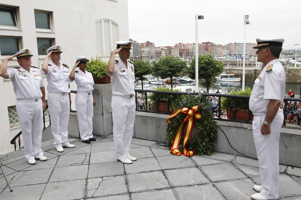 Un encuentro en la costa gijonesas y un homenaje a Alvargonzález