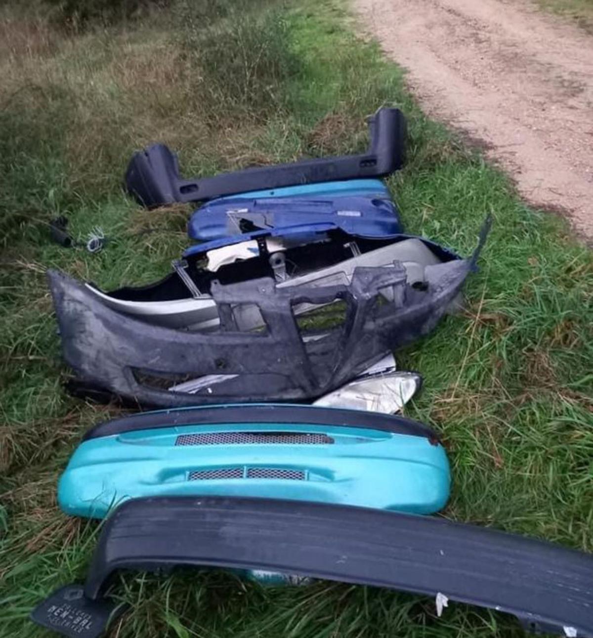 Defensas de coches tiradas en parroquias de Lalín y rueda flotante en Pozo do Boi