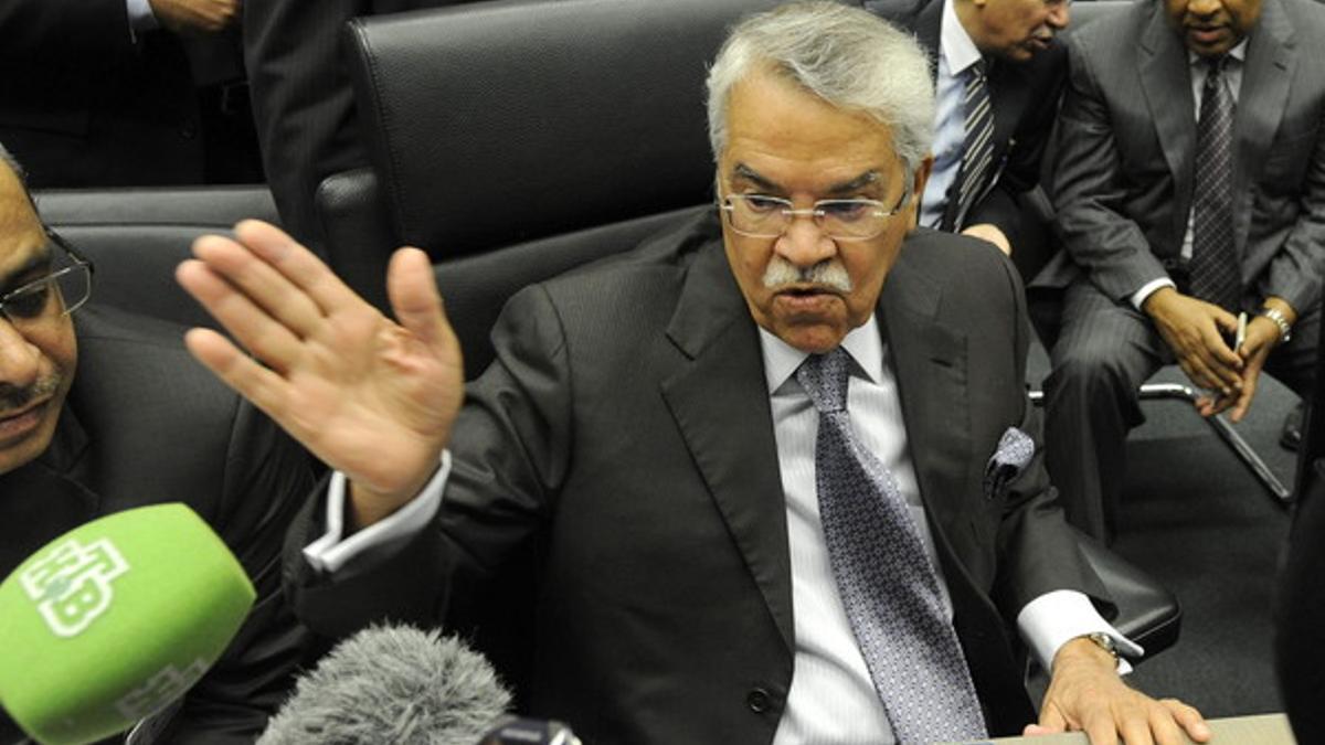 El ministro saudí de petróleo, Ali Al-Naimi, antes del comienzo de la reunión ministerial de la Organización de Países Exportadores de Petróleo (OPEP) en Viena.