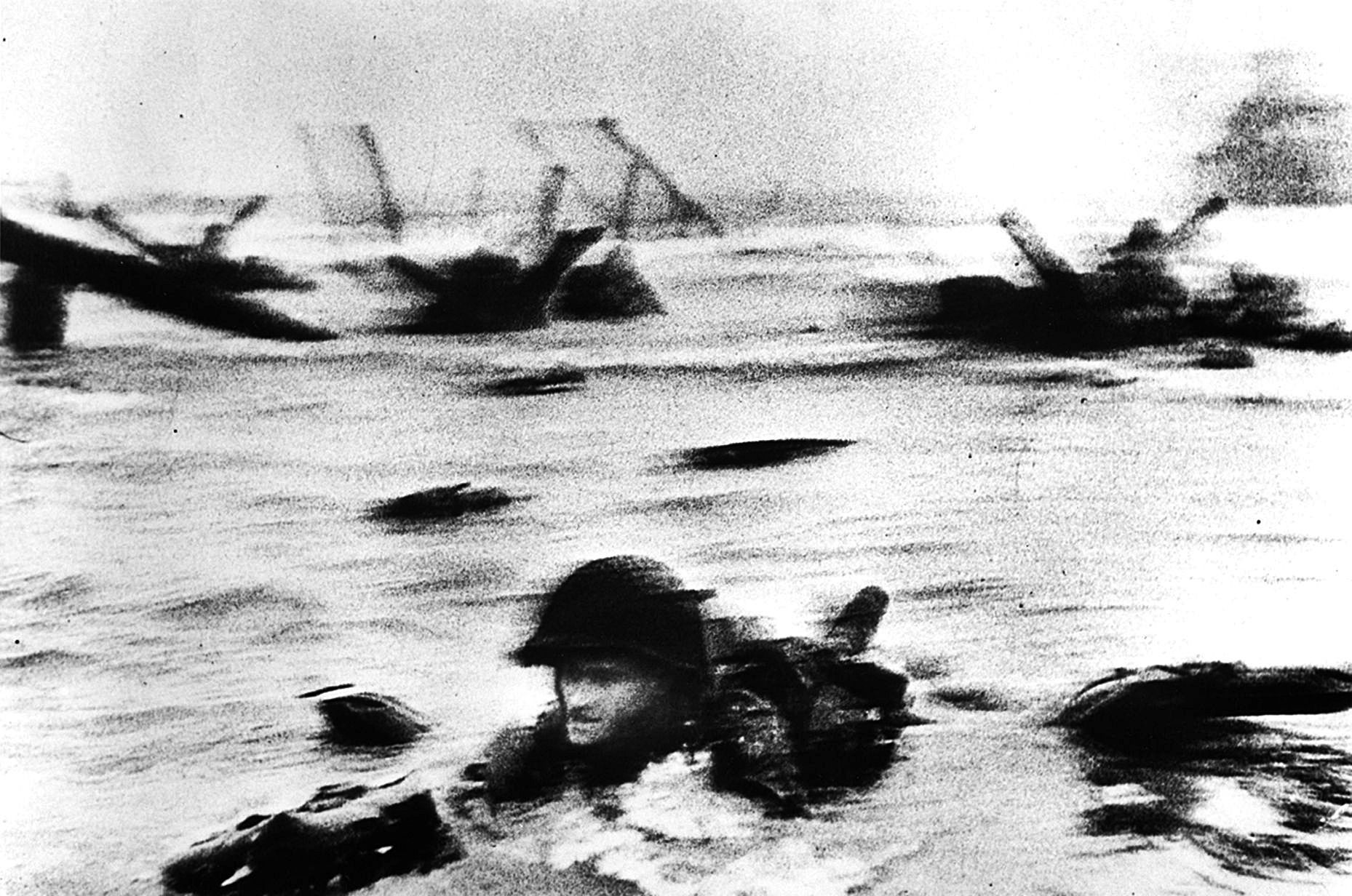 Siete de las famosas «ocho fotos» de los momentos más críticos del desembarco de las tropas norteamericanas en la playa de Omaha.