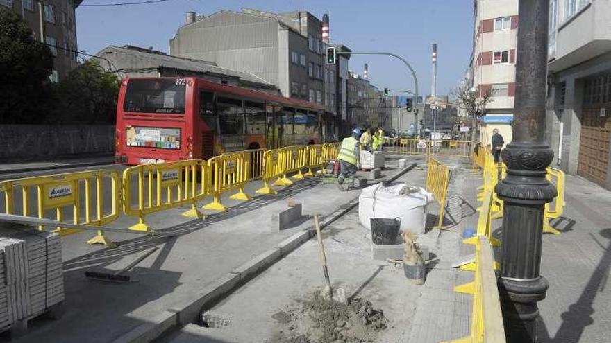 Un autobús circula, ayer, junto a la futura parada en Meicende.