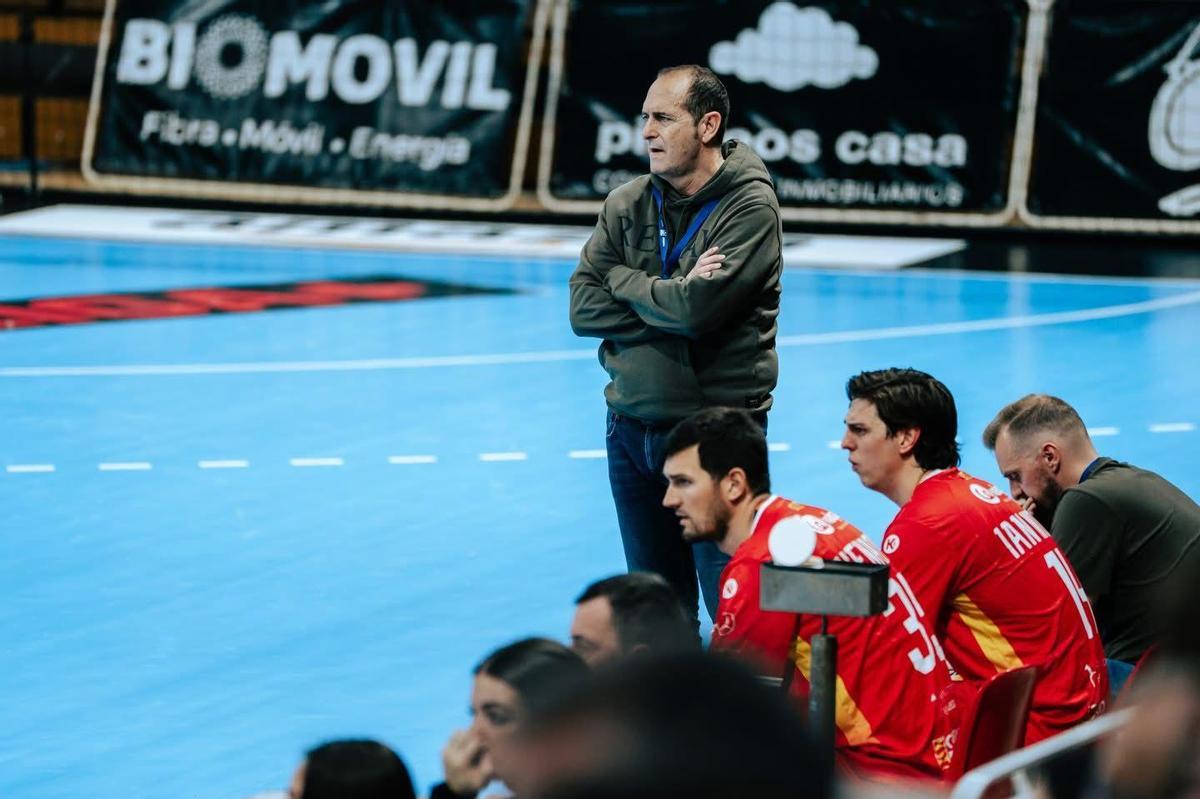 José Nolasco, en la banda durante un partido del Bada Huesca esta temporada.
