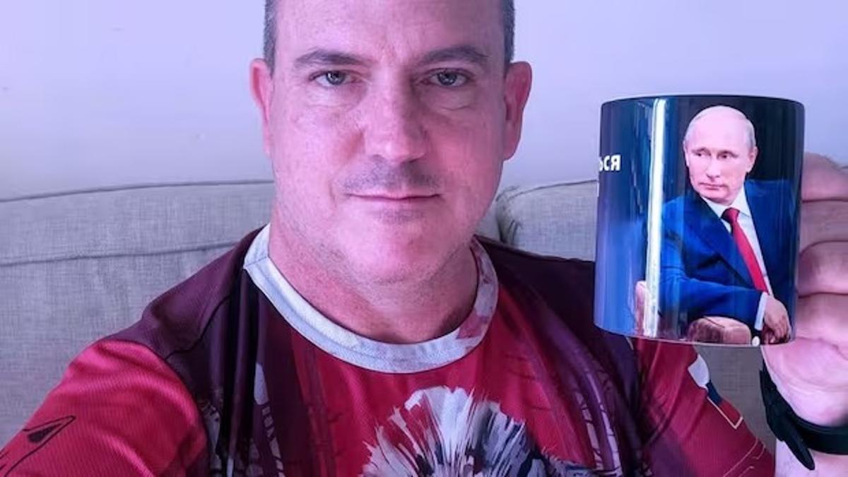 John Mark Dougan, con una taza con la imagen de Vladímir Putin.