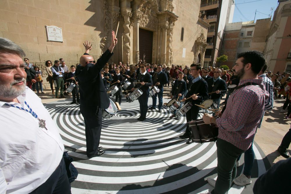 La plaza de Santa María se llena de unos 200 músicos para celebrar la Tamborrada