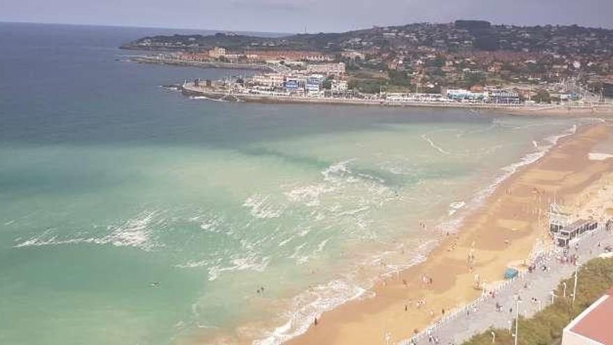 Nueva mancha de espuma en la playa de San Lorenzo