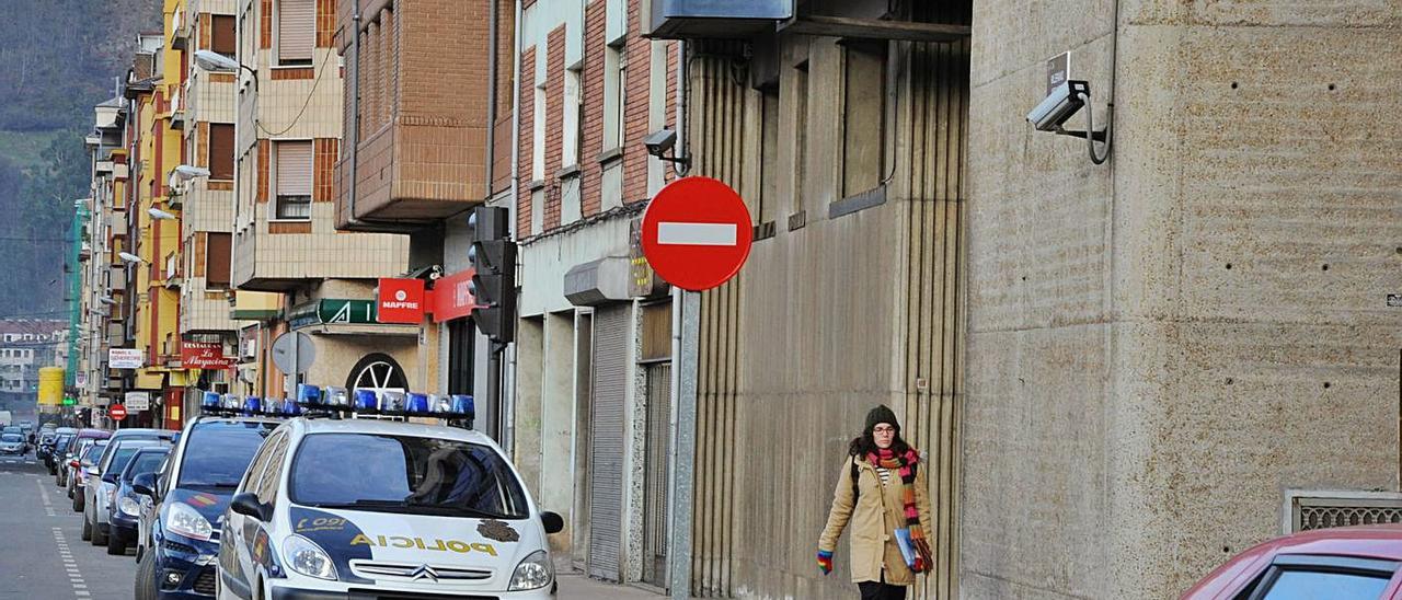 Un coche de la Policía Nacional patrulla por el centro de Mieres.