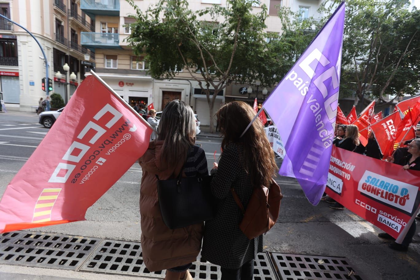 Los trabajadores de la banca protestan por el cierre de oficinas en Alicante