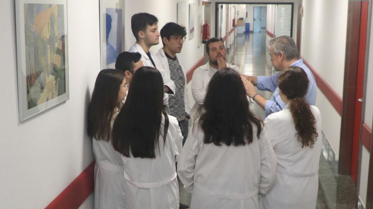 Un grupo de médicos residentes con su tutor en el Complexo Hospitalario de Santiago.