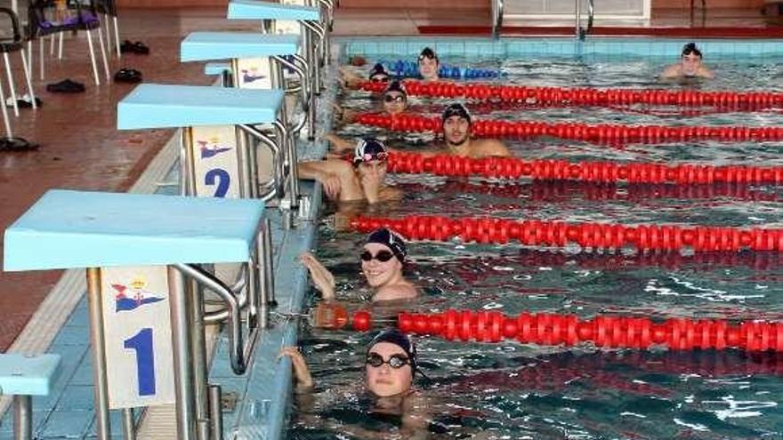 Los primeros usuarios que han retornado a la piscina del Náutico.