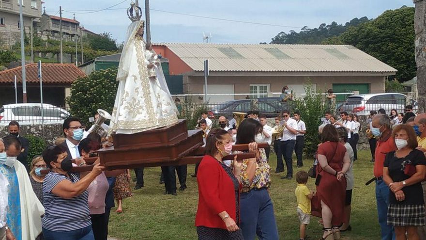 La Virxe dos Milagros también sale en procesión junto a la iglesia de Meaño