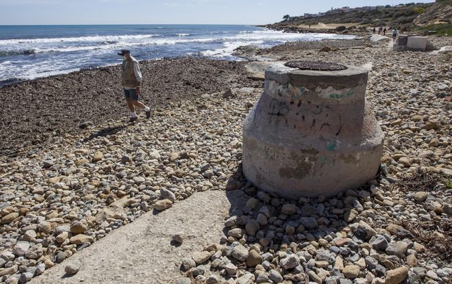 El temporal deja a la vista un colector de aguas fecales en la playa de San Juan