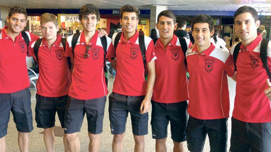 Varios de los jugadores del Hospital de Manacor, ayer en el aeropuerto de Palma.