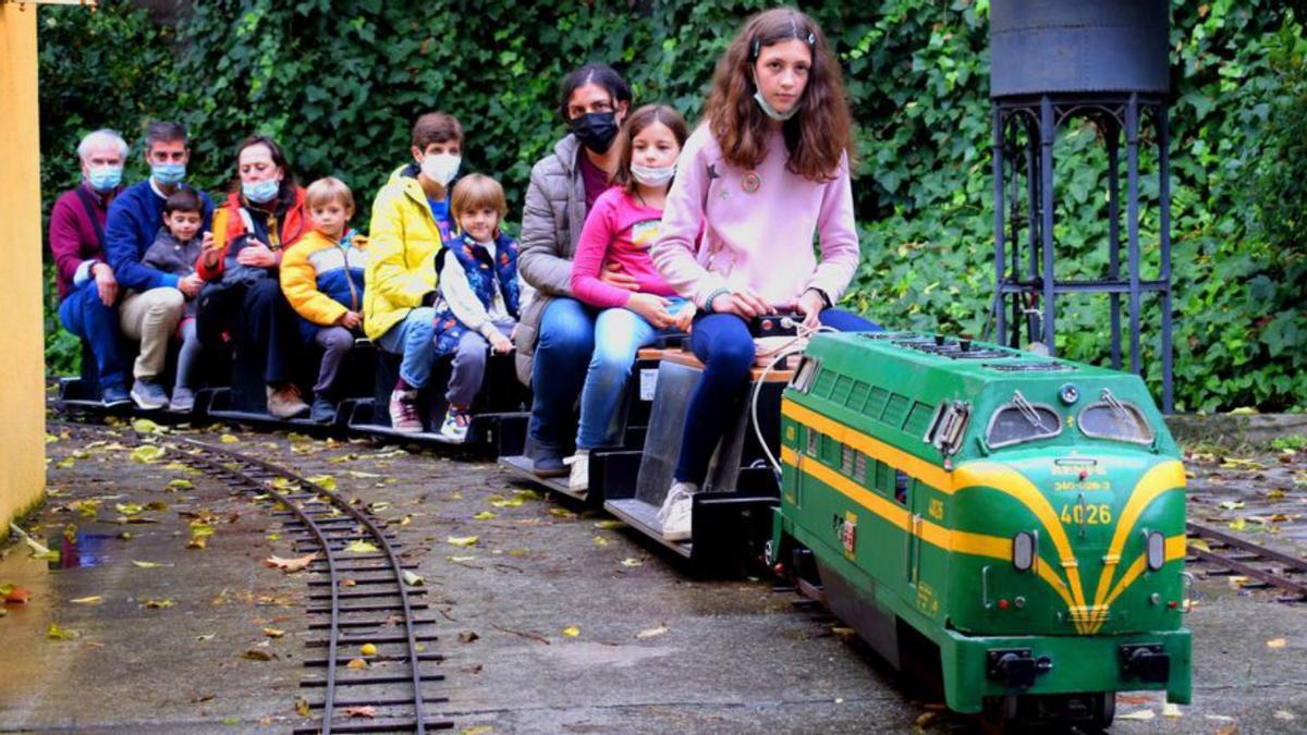 Modelismo tripulado sobre una replica de una locomotora de Renfe