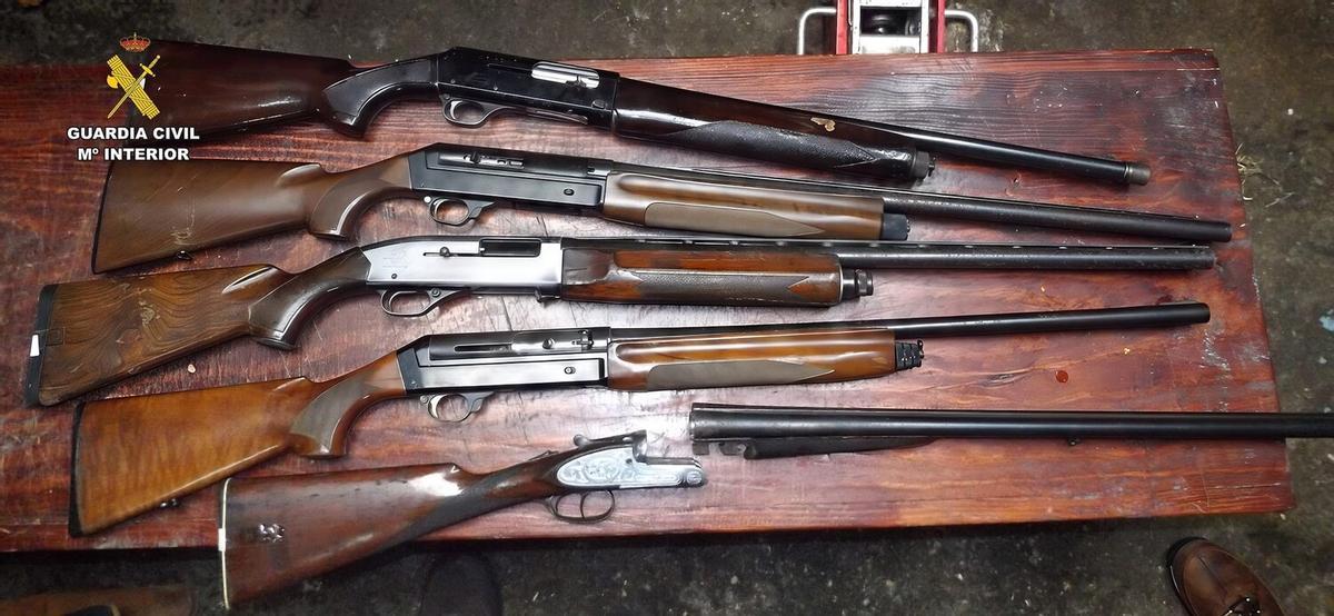 Escopetas confiscadas por los agentes de la Guardia Civil en la operación Besteiros